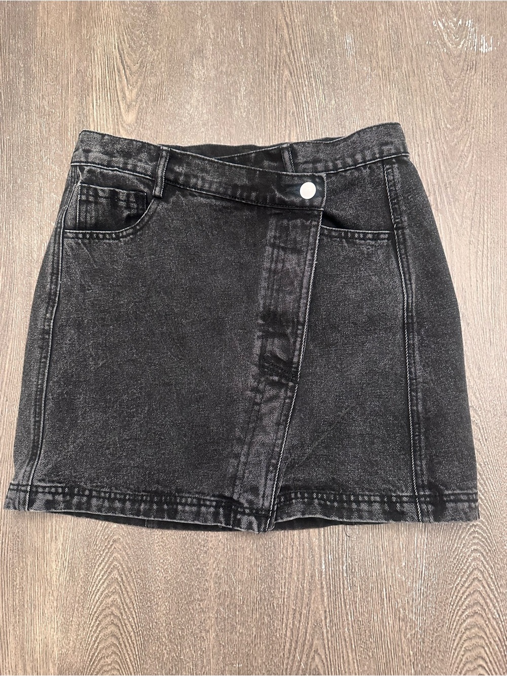 NWOT GILLI BLACK DENIM BUTTON FRONT CROSS OVER MINI SKIRT - Size Small SKU:447